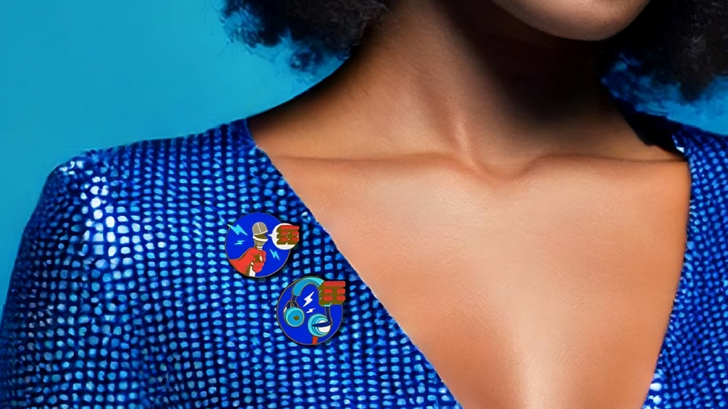 A imagem de divulgação do broche de segurança da tim. Uma mulher negra esta usando o produto.